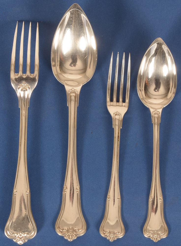 Delheid Freres — Set de couverts en argent, en total 48 pièces, la fourchette montre le dos.