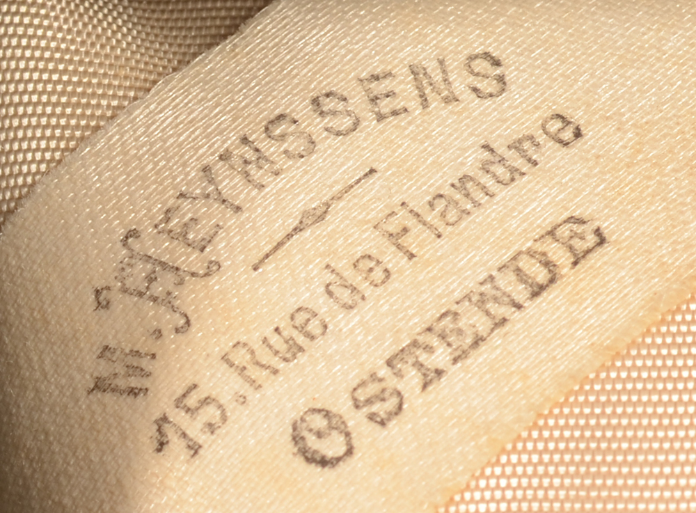 Delheid Frères — Retailers mark on the inside of the lid