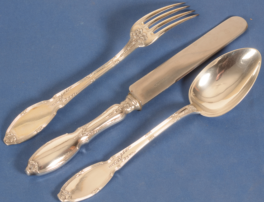 Delheid Frères — En total 131 pièces, avec les grandes fourchettes, couteaux originaux et cuillères en argent massif pour 12 personnes<br>
