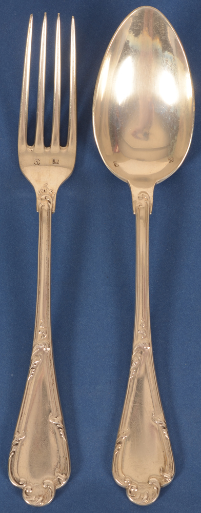 Delheid Frères — Un set de 12 couverts de style L XV en argent et une louche dans un écrin de présentation