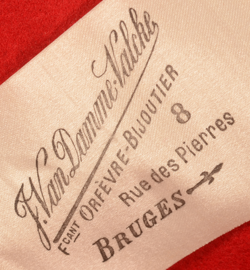 Delheid Frères — The retailers label on the inside of the lid
