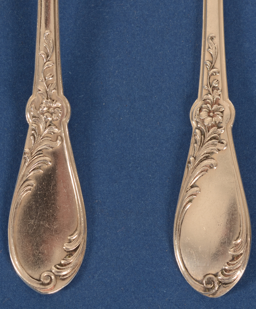 Delheid Frères — Detail of the decoration, left front, right back