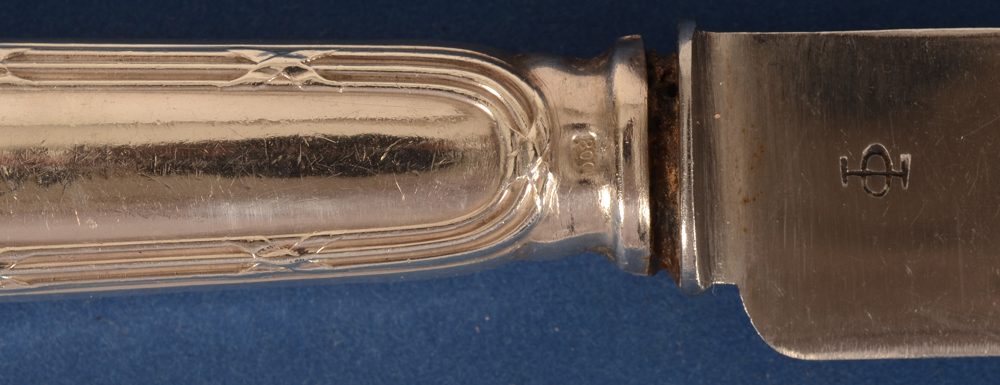 Delheid Frères — Detail of the knives, which show the gap between blade and handle. They should be restuck