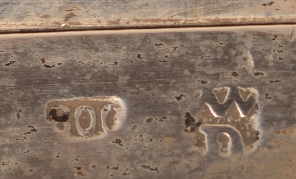 Delheid Freres — Marks on the front of the lid