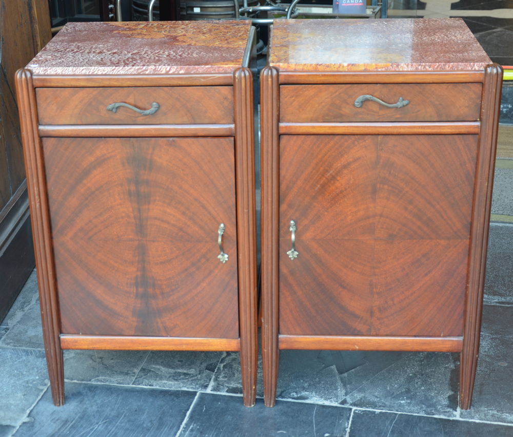 A pair of art deco cupboards 1920's — Une paire de petites armoires ou bouts de canapé (?) en art deco, proche des modèles du Grand Magasins Du Louvre