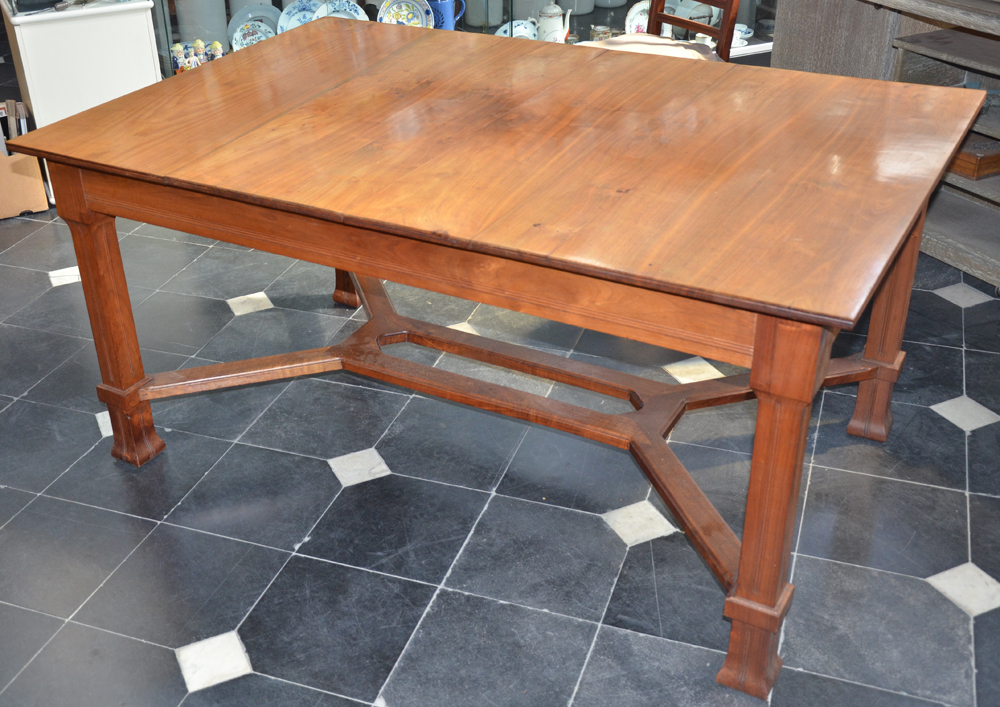 F. De Deyne — Très rare table art nouveau en noyer, ca. 1900-1910, extensible jusqu'à 5 m