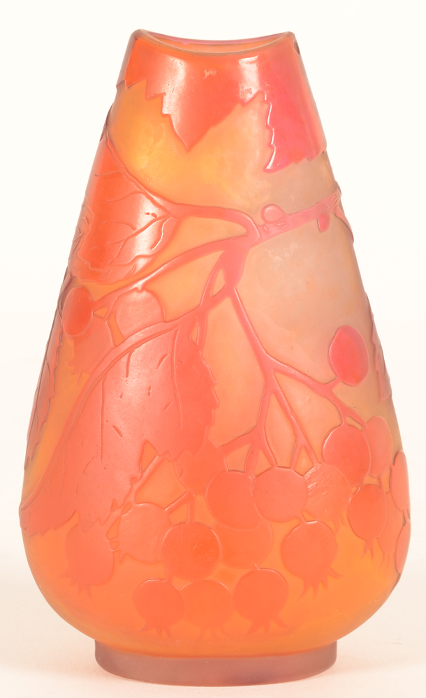 Etablissements Galle — Petit vase en verre camee, bonne condition, signe