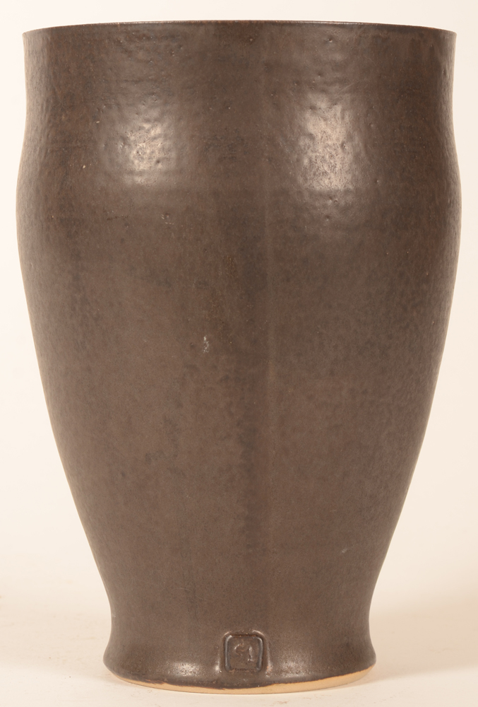 Fernand Everaert — Vase sculptural fermé, probablement des années 80, signé