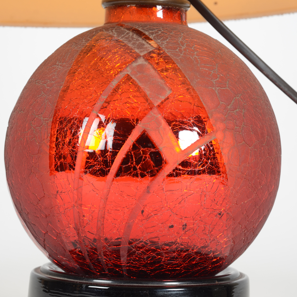 A stunning red acid etched glass art deco lamp on a black glass base, 1930's — Rare lampe en verre, années 30