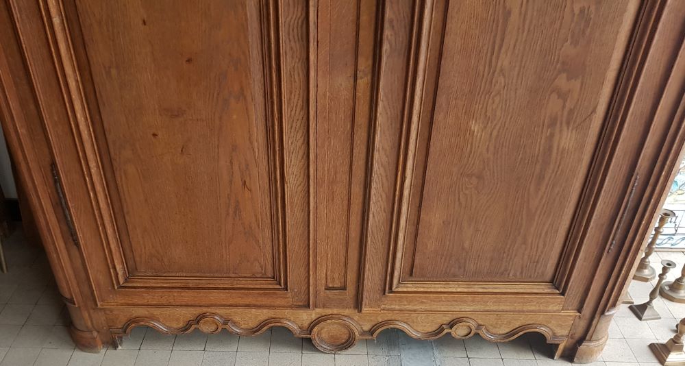 French oak wardrobe 18th century — <p>Lower part of the wardrobe, feet reduced in height, but the original, removed, parts still available</p>