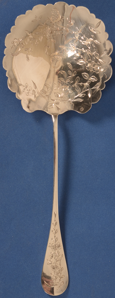 silver engraved strawberry spoon — cuillière à fraises en argent massif, ca. 1900