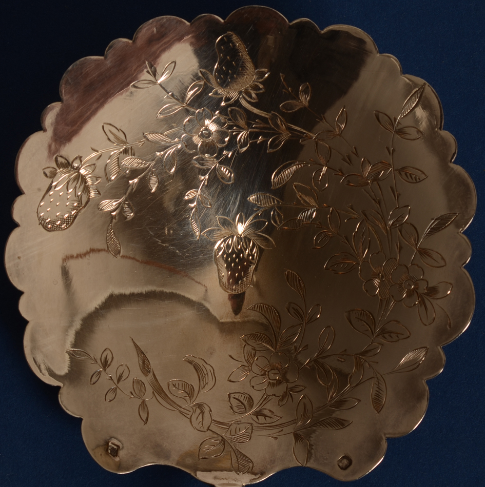 silver engraved strawberry spoon — Detail of the spoon