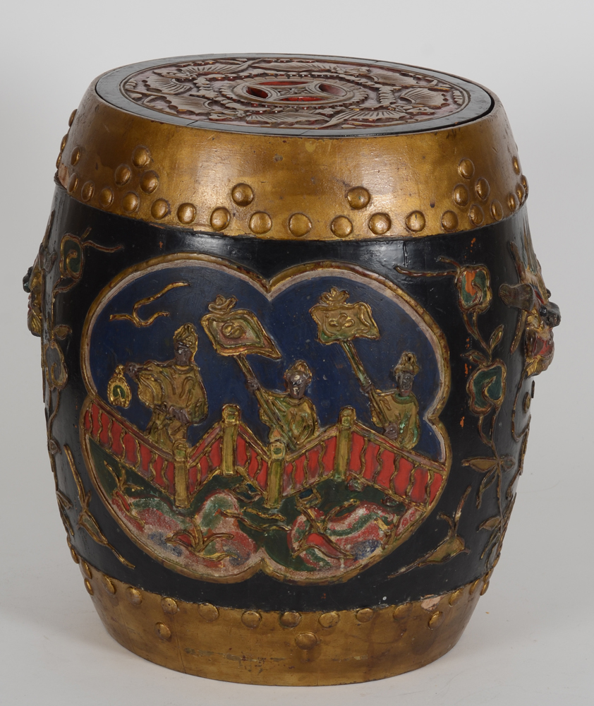 A Chinese barrel shaped polychrome wooden rice container — Un container de riz, Chine début du 20e siècle en bois polychromé