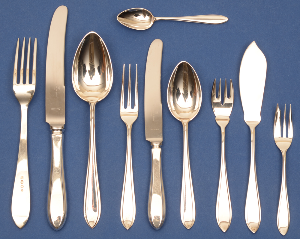 Gerritsen en Van Kempen — Een compleet puntfilet bestek in zilver voor 12 personen, in zeer goede staat.