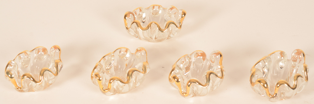 Glass salt cellars — Un groupe de 5 salières en verre avec le bord doré, années '50?