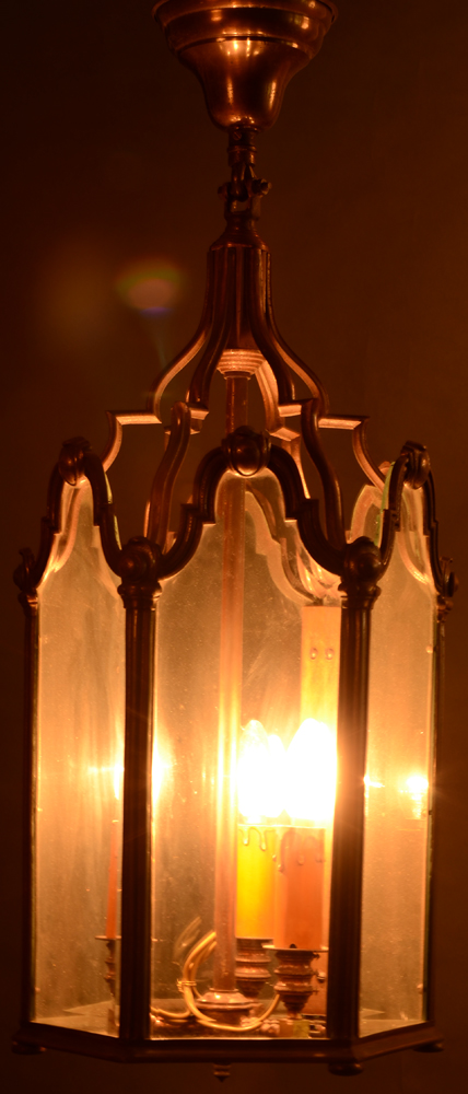 Hall Lantern — Lanterne en bronze et verre bisote, electricite renouvelee.