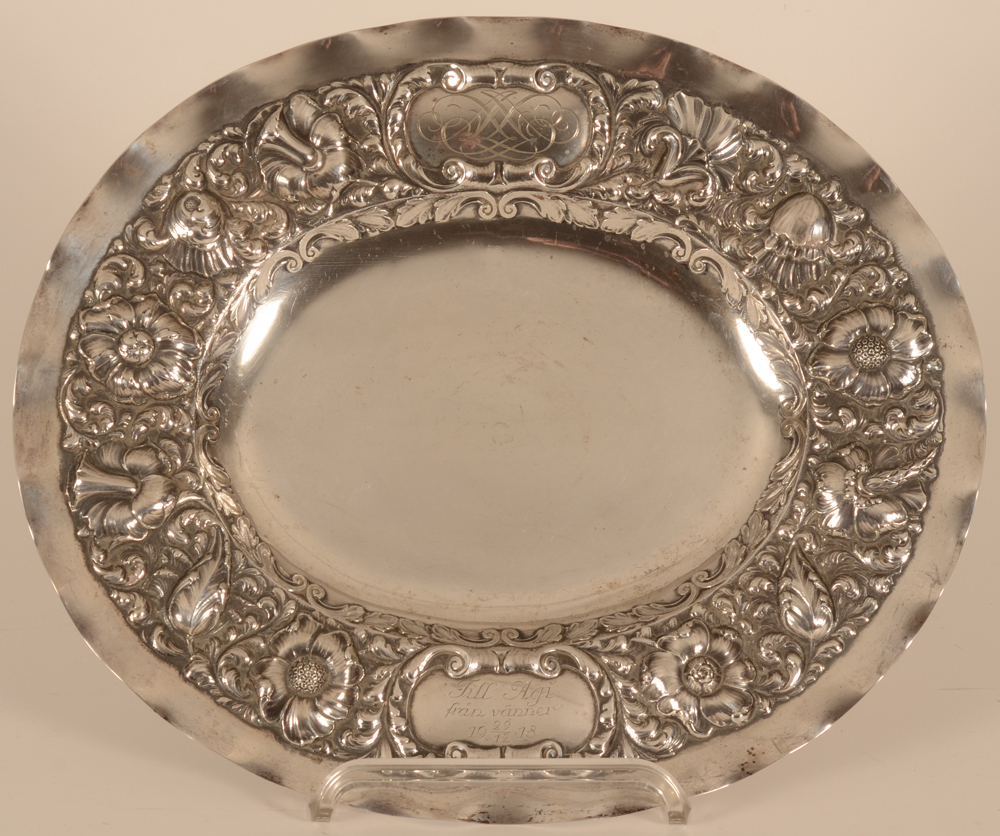 C.G. Hallberg Stockholm — Plat de présentation de style renaissance avec 52 noms de personalités Suédois