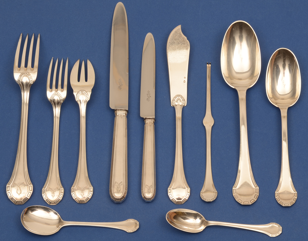 Henin et Co — Menagere art deco en argent, complet pour 12 personnes, chiffre (les fouchette montrent le dos)