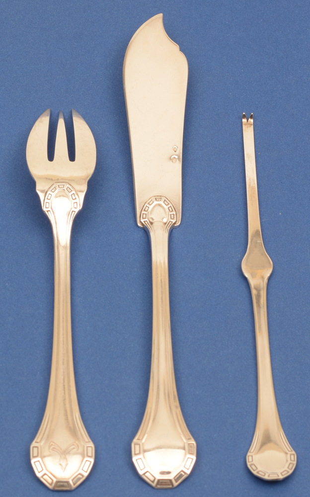 Henin et Co — Silver fish fork lenght 17,5 cm, fish knife 21 cm and lobster fork 17 cm (fork showing back)