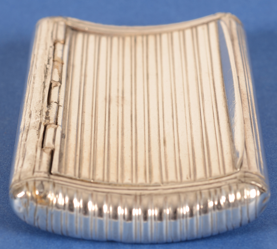 Huysman D'Herdt snuff box — side view of this curved box