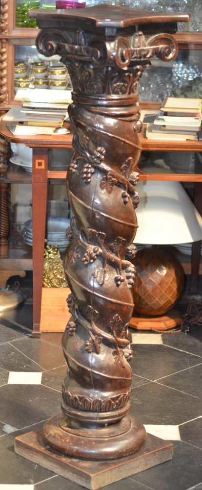 Oak baroque style pedestal — Soccle en chêne massif, de style baroque