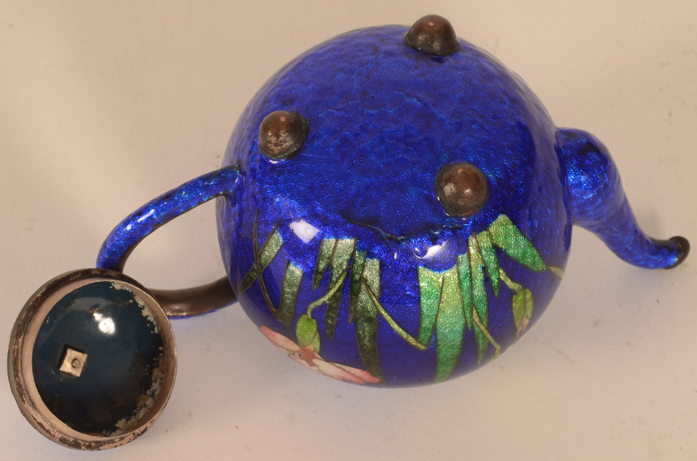 Japanese cloisonné enamel tea pot — View of the bottom