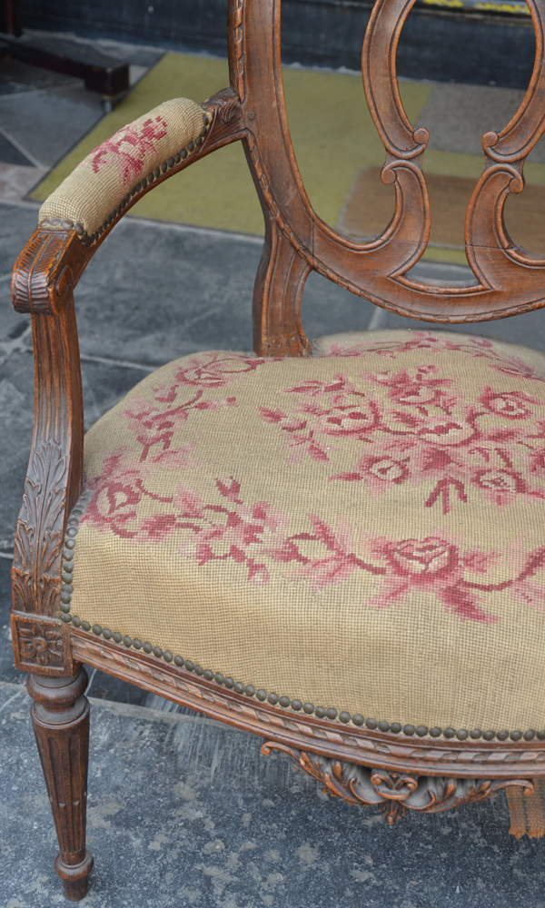 L XVI armchair in wood — Detail of the armrest and decoration