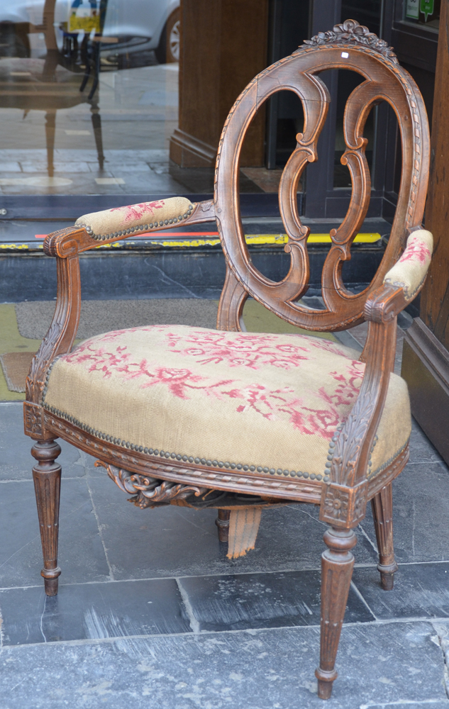 L XVI armchair in wood — Fauteuil L XVI cabriolet, le dos ouvert peut-être une altération 19me?, bois décapés
