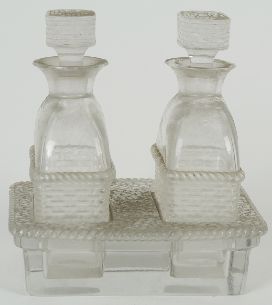 Lalique cruet set — Lalique France, cabaret huile et vinaigre en verre avec un decor de paille tressee.
