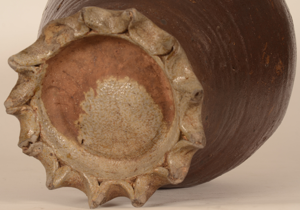 Langerwehe Pitcher — Détail du pied en forme de couronne, en grés du 18ème siècle