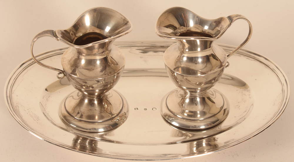 Liaigre Tournai silver water and wine jug on dish — Burettes sur plateau en argent massif