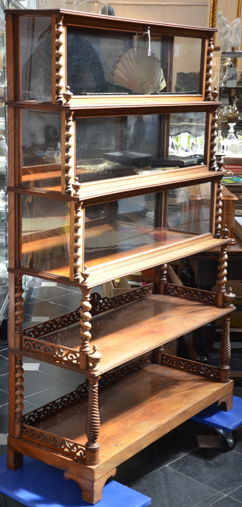 Louis-Philippe display cabinet — Vitrine et étagère en acajou, probablement un travail belge
