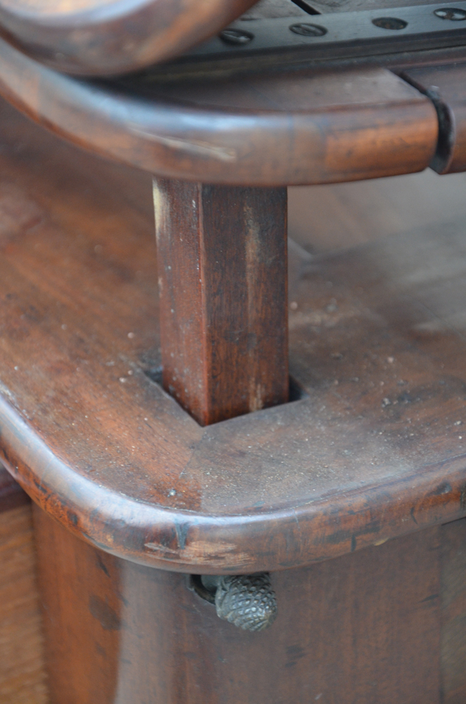 Louis-Philippe table à la tronchin — Detail of the mechanism