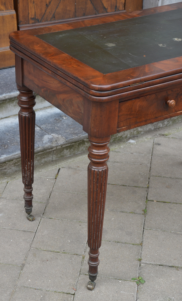 Louis-Philippe table à la tronchin — detail of the legs