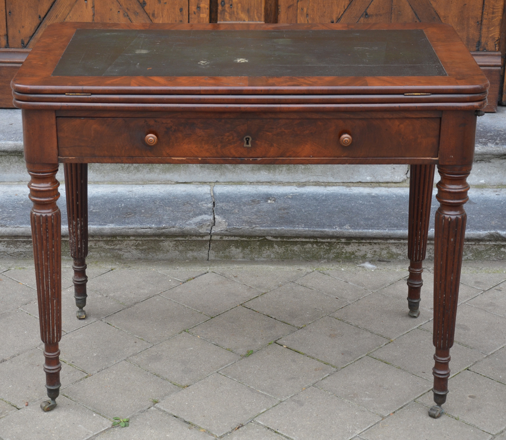 Louis-Philippe table à la tronchin — The table closed