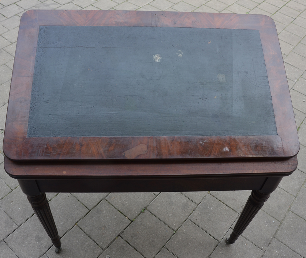 Louis-Philippe table à la tronchin — Table top and back of the table
