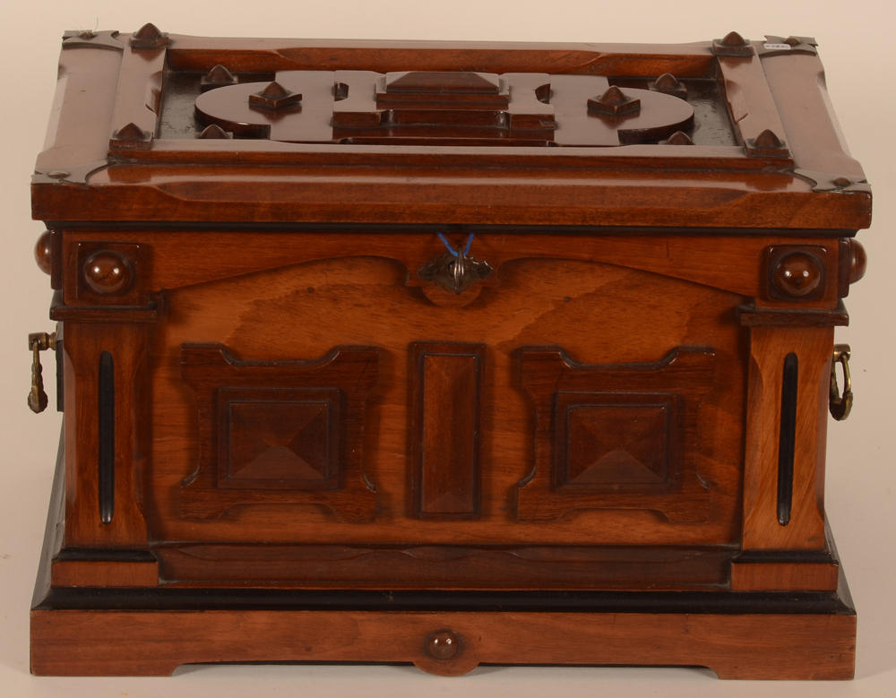 A good Napoleon III soldid mahogany casket — Avec la Clef