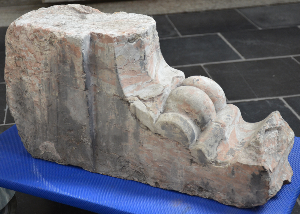 Marble fragment — <p>Fragment en marbre rose, taillé dans un bloc, probablement 17-18e</p>