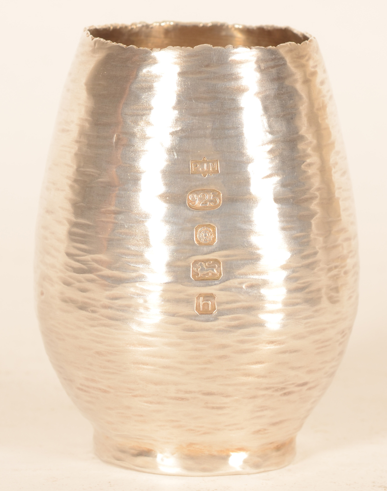 Philippa Jane Merriman — Petit vase ou goblet en argent sterling, martele, execute en 2007