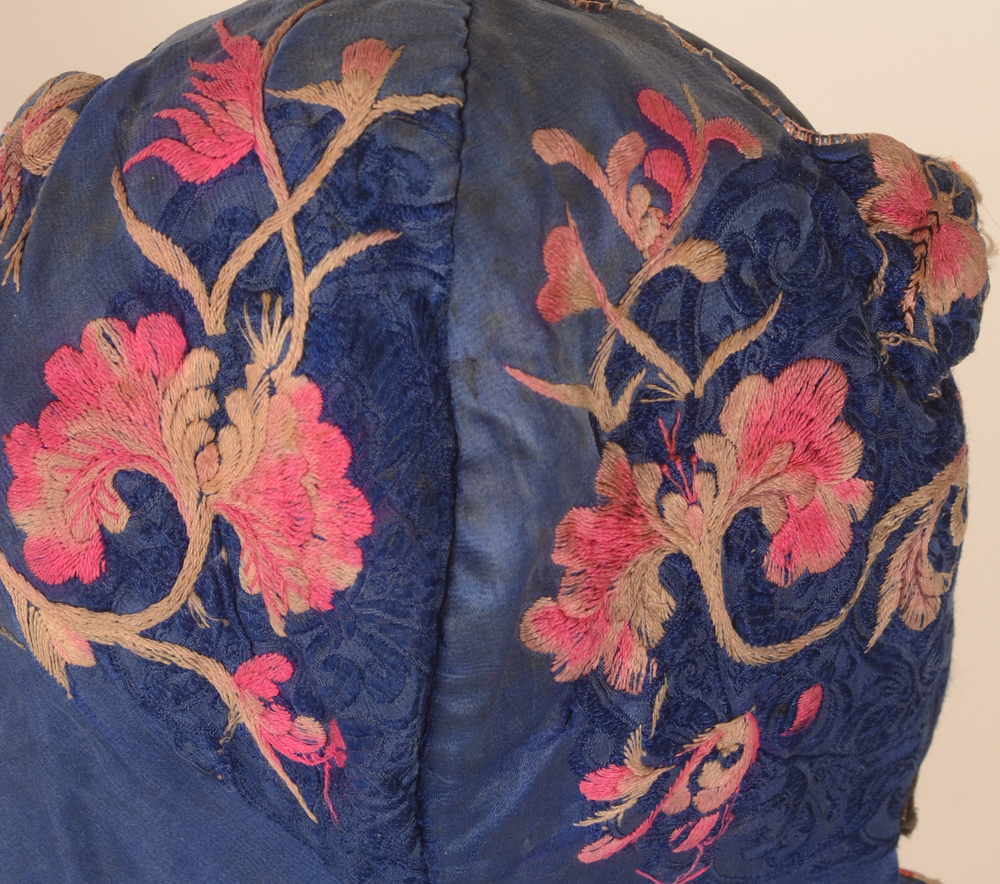 Miao blue silk embroidered newborn's cap — Détail des broderies sur soie