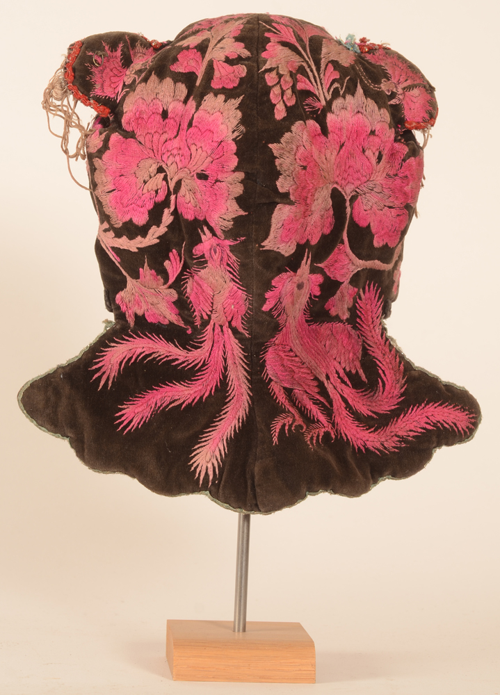 Miao brown velvet embroidered baby's cap — Bonnet de bébé en velours brun brodé par la minorité chinoise des Miao