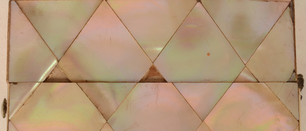 Mother of pearl card case — Detail of the two small triangles missing
