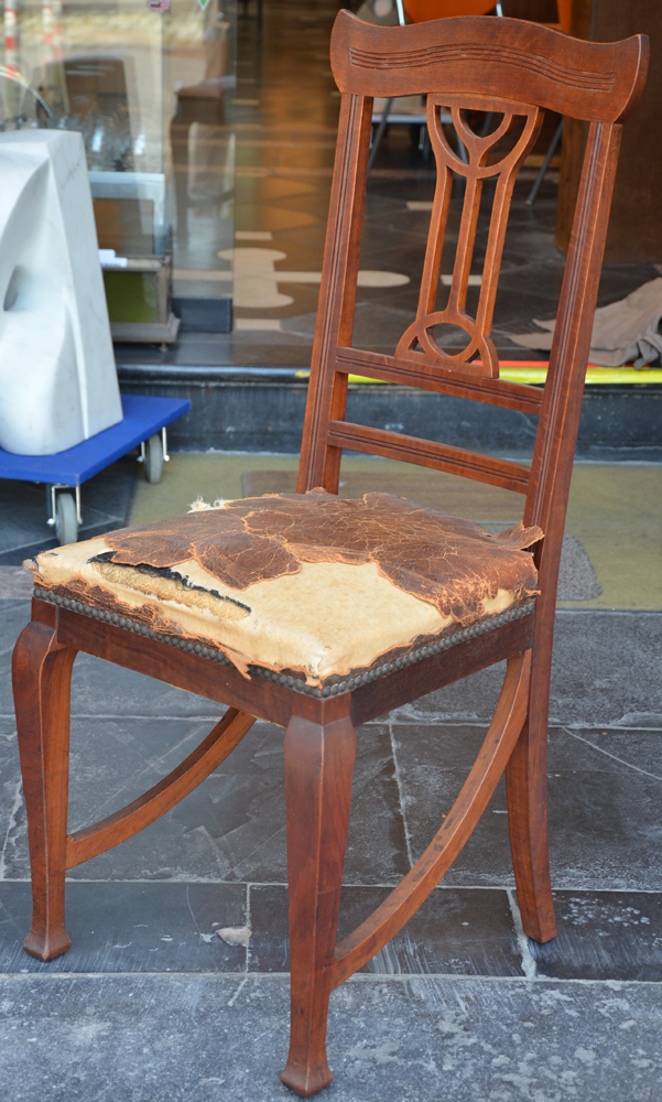 F. De Deyne (Gand) 6 early art nouveau chairs in mahogany — 6 chaises en art nouveau, acajou, assises à refaire