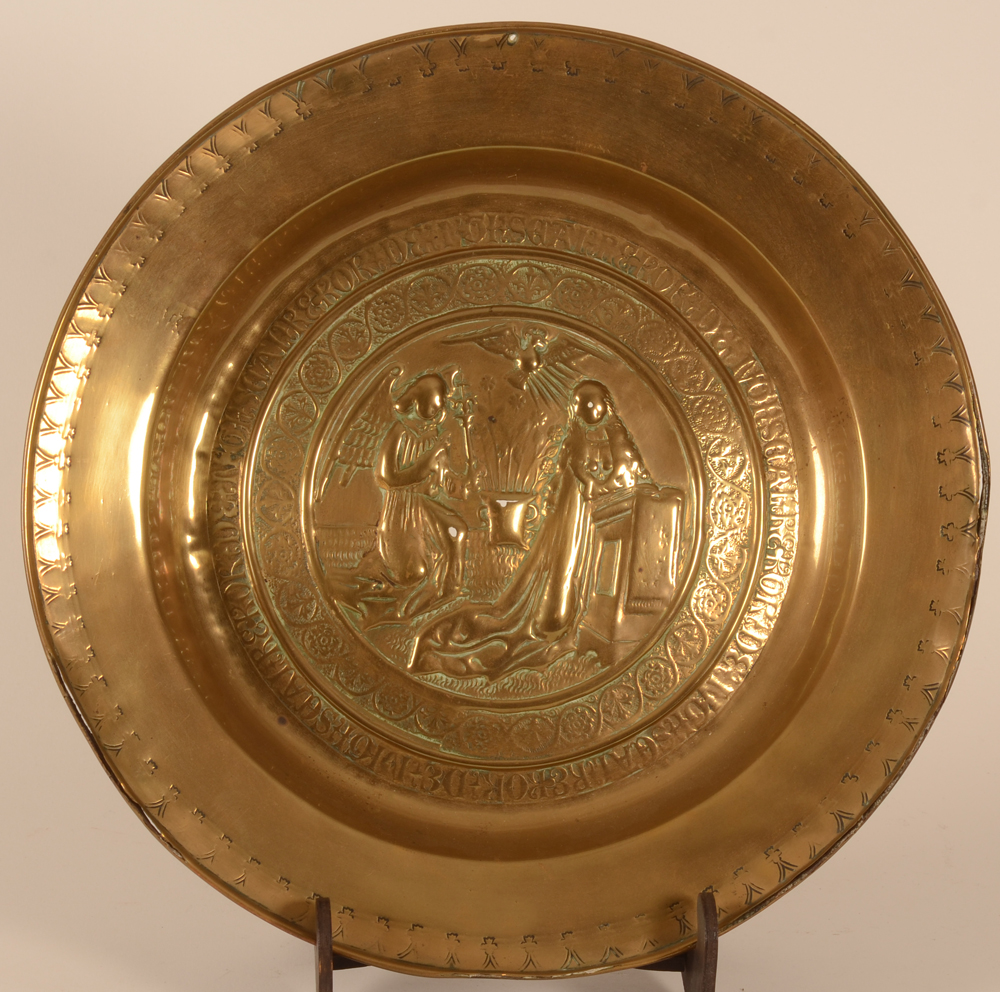 Nurnberg 16th century alms dish with the annunciation — Beau plat 16me en laiton, Allemagne, probablement Neurenberg.&nbsp;