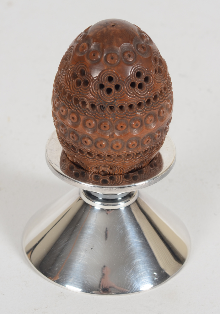 Wolfers Frères a 1930's silver modernist egg cup — Coquetier en argent massif, époque 1930