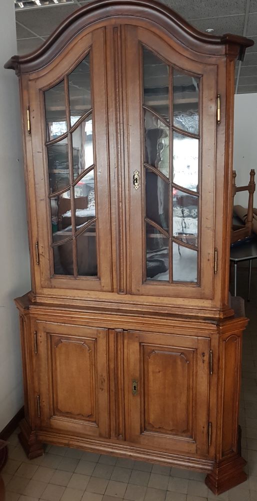 Flemish oak display cabinet — <p>Vitrine deux-corps en chêne, Flandres, 18me siècle</p>