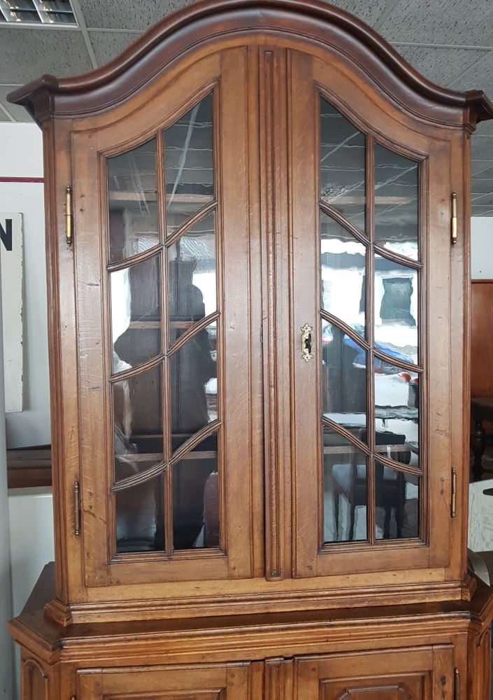 Flemish oak display cabinet — <p>Top part of the cabinet</p>