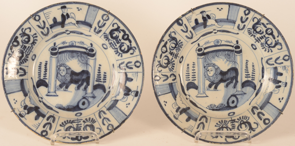a pair of Delft Batavian Lion plates — Paire d'assièttes en Delft, fin 18e avec un décor de Lion Batave