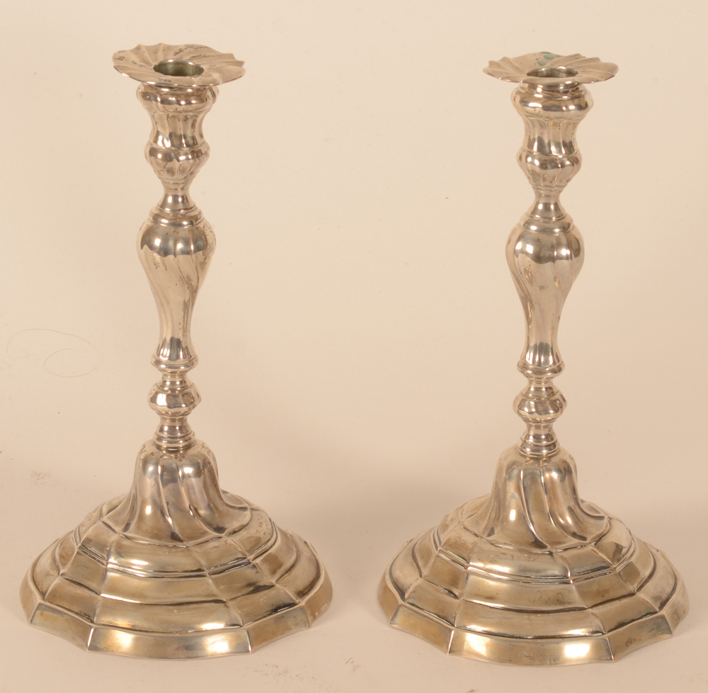 Workshop of Alfred Roger — Paire de candélabres en argent massif de style L XV, Bruxelles années '40, non poinçonnés