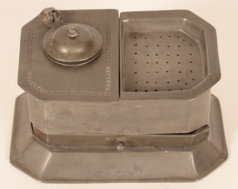 Pewter inkwell — encrier en etain, complet et en bonne condition